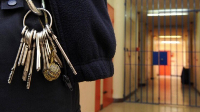Prison de Val-de-Reuil : le détenu refuse de retirer ses claquettes et tente d'étrangler un surveillant