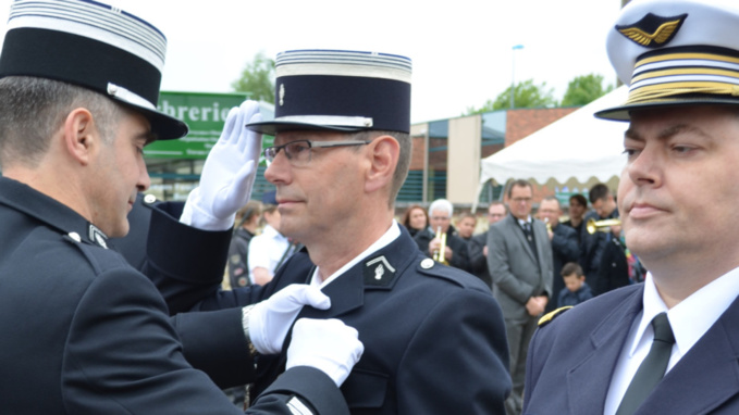 Le colonel Emmanuel Valot à épingler les insignes de l'ordre national du mérite au revers de l'uniforme du capitaine Bruno Tessal