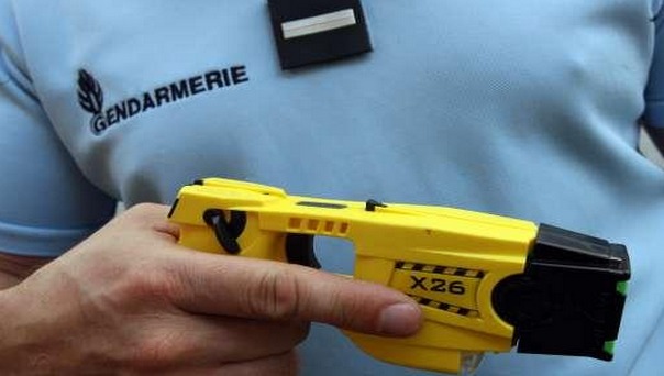 Le pistolet à impulsion électrique libère une onde de 2 milliampères pour 50 000 volts (Photo d'illustration) Le pistolet à impulsion électrique libère une onde de 2 milliampères pour 50 000 volts (Photo d'illustration)