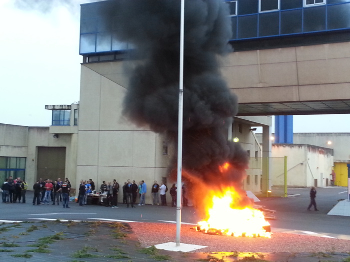 Une cinquantaine de surveillants a répondu ce vendredi matin à partir de 6h30 à l'appel des trois syndicats. Des palettes de bois et des pneus ont été brûlés devant l'en trée du cen tyre de détention (Photo DR) Une cinquantaine de surveillants a répondu ce vendredi matin à partir de 6h30 à l'appel des trois syndicats. Des palettes de bois et des pneus ont été brûlés devant l'en trée du cen tyre de détention (Photo DR)