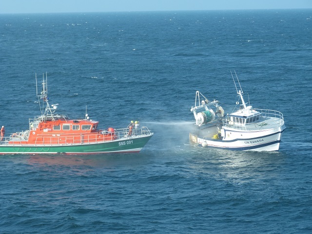Sauvetage en mer : deux marins récupérés sur un radeau de survie au large de Port-en-Bessin