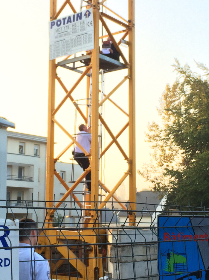 Une victime du sang contaminé réfugiée en haut d'une grue près de Rouen Une victime du sang contaminé réfugiée en haut d'une grue près de Rouen