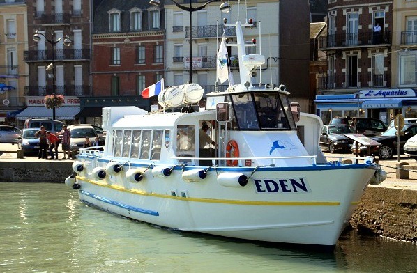L'Eden, bateau promenade, remorqué par les sauveteurs en mer du Tréport après une panne de moteur