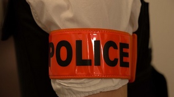 Yvelines : trois faux policiers menottent leur victime et la séquestrent à Maurepas Yvelines : trois faux policiers menottent leur victime et la séquestrent à Maurepas