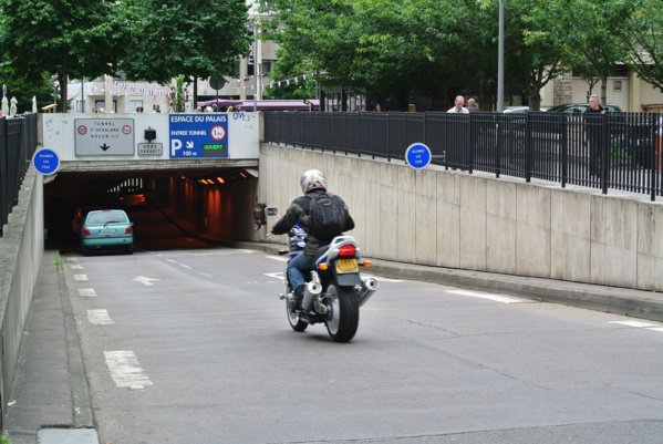 Rouen. La 206 glisse sur la chaussée mouillée dans un virage et se retourne dans le tunnel Rouen. La 206 glisse sur la chaussée mouillée dans un virage et se retourne dans le tunnel