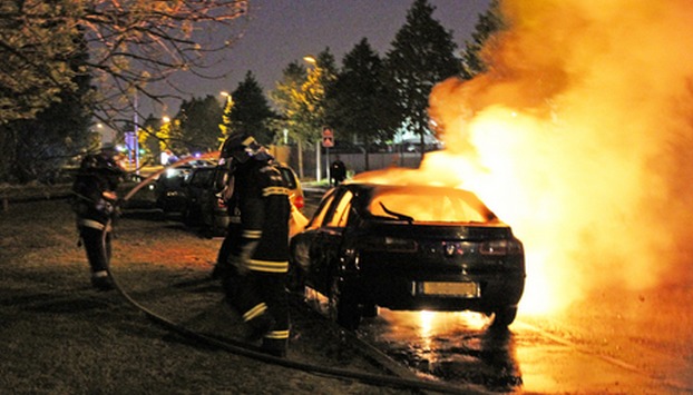 Deux incendiaires interpellés après une série de feux de voitures à Caen Deux incendiaires interpellés après une série de feux de voitures à Caen