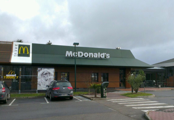 Barentin : les employés de Mc Donald's réclament un 13ème mois Barentin : les employés de Mc Donald's réclament un 13ème mois