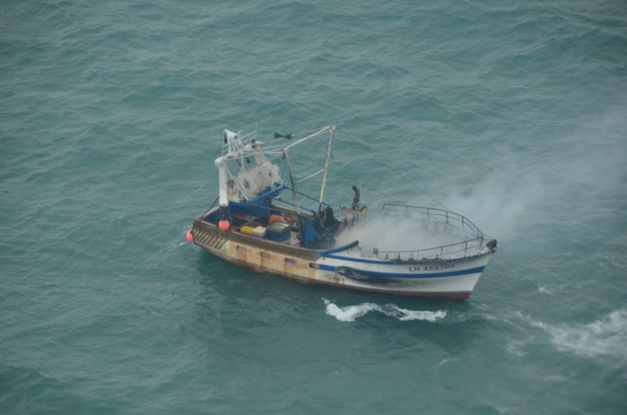 Chalutier en feu au large de Ouistreham : les trois marins pêcheurs sont en route vers le Havre