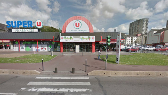 La bagarre a éclaté sur le parking de cet hypermarché à Maromme (illustration@Google Maps)
