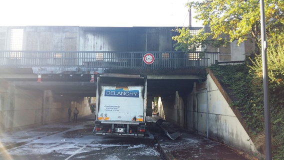 A Aubergenville, un camion percute le pont SNCF et prend feu : les trains stoppés plus de 6 heures 
