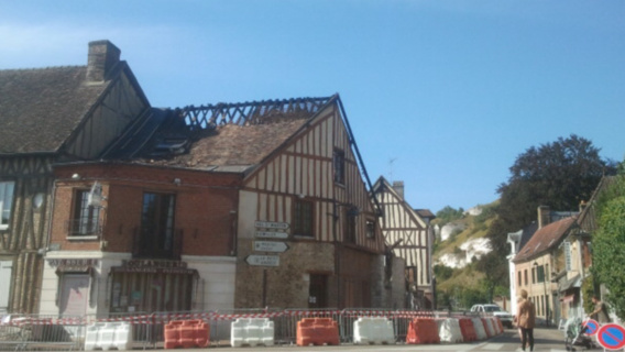 La toiture de la boulangerie a été partiellement détruite (Photo@BL/infonormandie)