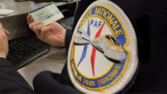 Le Havre : 5 clandestins, dont un enfant de 3 ans, enfermés dans un container, secourus par les pompiers Le Havre : 5 clandestins, dont un enfant de 3 ans, enfermés dans un container, secourus par les pompiers