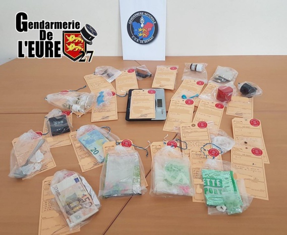 Des stupéfiants et des numéraires ont été saisis lors des perquisitions aux domiciles des suspects (Photo@gendarmerie/Facebook)