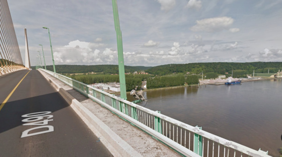 La femme serait tombée du pont de Brotonne, selon un témoin (Illustration@Google Maps)