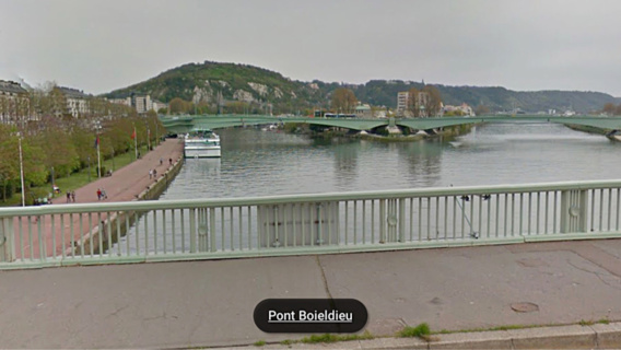 L'octogénaire a été secouru par les plongeurs des sapeurs pompiers entre le pont Boieldieu et le pont Corneille  (illustration@Google Maps)