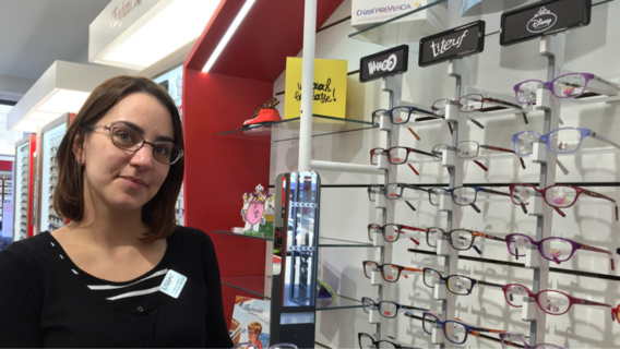 Angélique possède une solide expérience d'opticien-lunetier (Photo@infonormandie) Angélique possède une solide expérience d'opticien-lunetier (Photo@infonormandie)