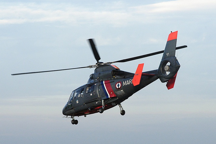 L'hélicoptère de la Marine nationale, basé au Touquet, a hélitreuillé à son bord le pêcheur à pied (Illustration@Marine nationale)