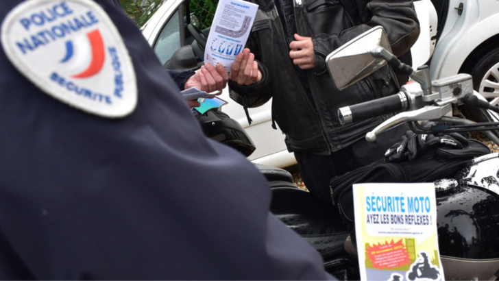 Les policiers sont venus à la rencontre des lycéens au Mesnil-Esnard, près de Rouen, pour les sensibiliser au port de gants a cyclomoteur (Photo@DDSP)