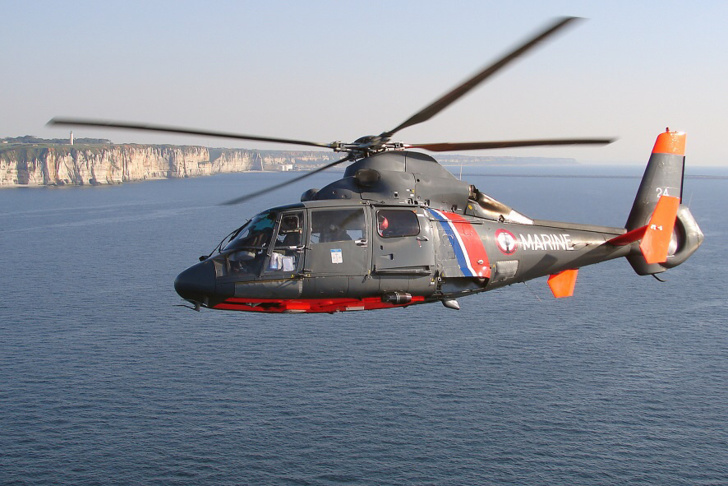 L'hélicoptère Dauphin de la Marine nationales, basé au Touquet, a hélitreuillé à son bord l'homme en difficulté (illustration@Marine nationale)