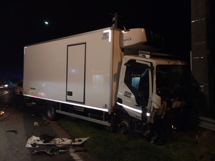 Le chauffeur du camion a été légèrement blessé et choqué