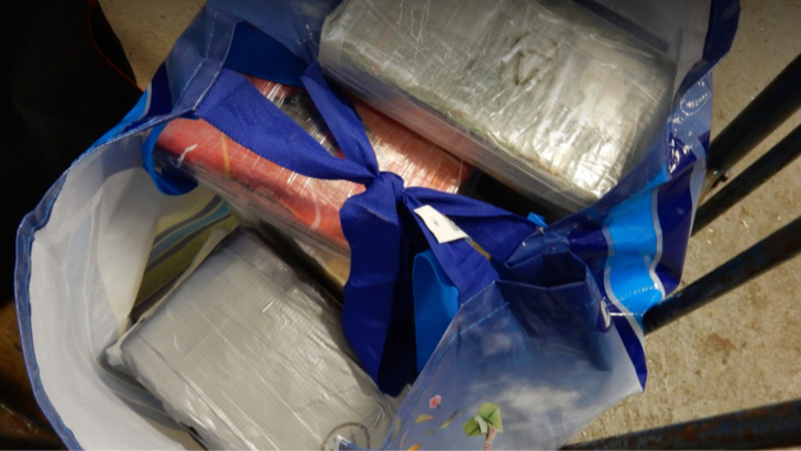 Les pains de cocaïne étaient dissimulés dans des sacs cachés sous la couchette du chauffeur routier (Photo@Douane française)