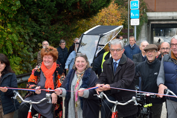 Le moment tant attendu de couper le ruban symbolique Photo©Patrick Boulen - CODAH Le moment tant attendu de couper le ruban symbolique Photo©Patrick Boulen - CODAH
