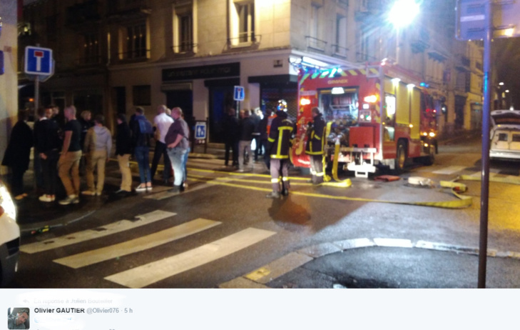 Les clients et le personnel de La Luna avaient évacué l'établissement avant l'arrivée des pompiers (Photo@Olivier Gautier/Twitter) Les clients et le personnel de La Luna avaient évacué l'établissement avant l'arrivée des pompiers (Photo@Olivier Gautier/Twitter)