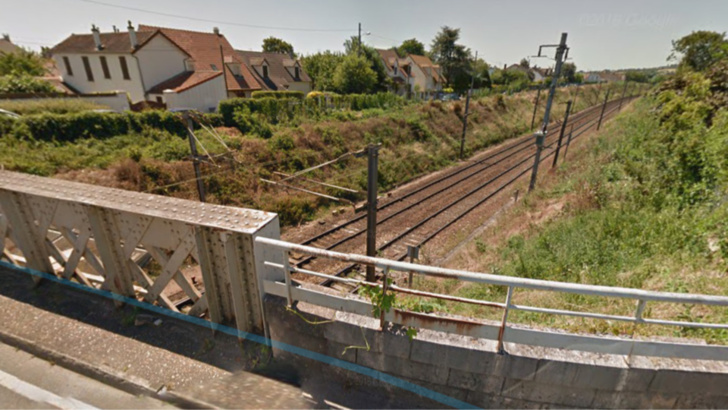 Le véhicule est tombé sur les voies en contrebas de la route (illustration@Google Maps) Le véhicule est tombé sur les voies en contrebas de la route (illustration@Google Maps)