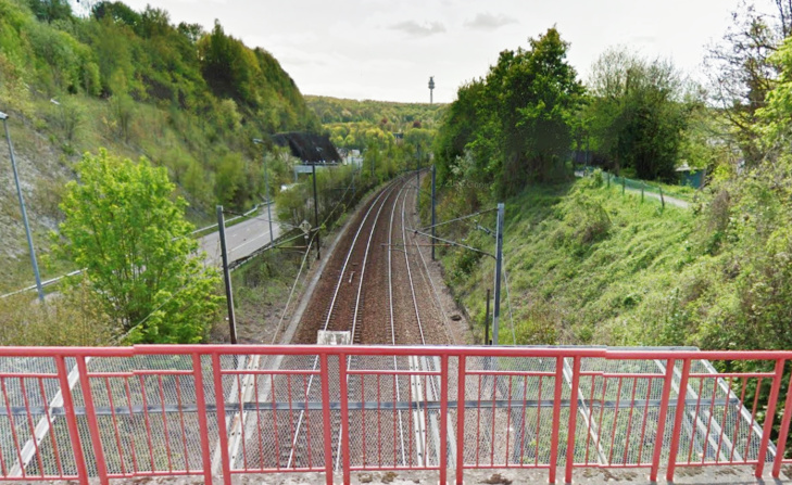 L'octogénaire est-il tombé accidentellement du pont qui enjambe la voie ferrée dans le secteur de l'ancienne gare de Darnétal ? (Illustration@Google Maps)