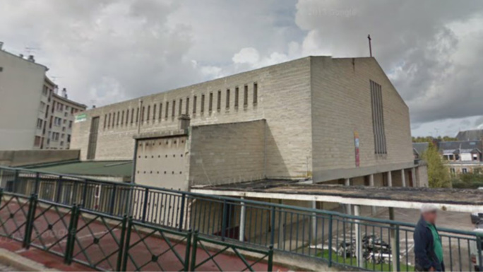 Une porte et un mur adjacent de l'église ont été noircis (Illustration@Google Maps) Une porte et un mur adjacent de l'église ont été noircis (Illustration@Google Maps)