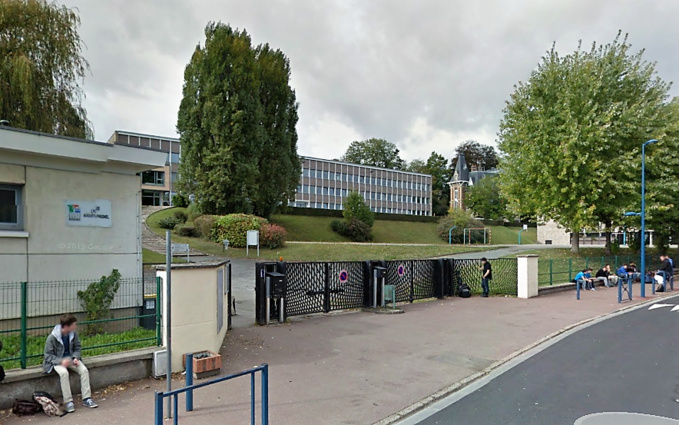 Le lycée Augustin Fresnel de Bernay Le lycée Augustin Fresnel de Bernay