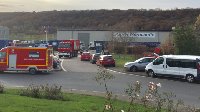Gros incendie en cours chez Paprec à Acquigny : les pompiers attendent du renfort Gros incendie en cours chez Paprec à Acquigny : les pompiers attendent du renfort