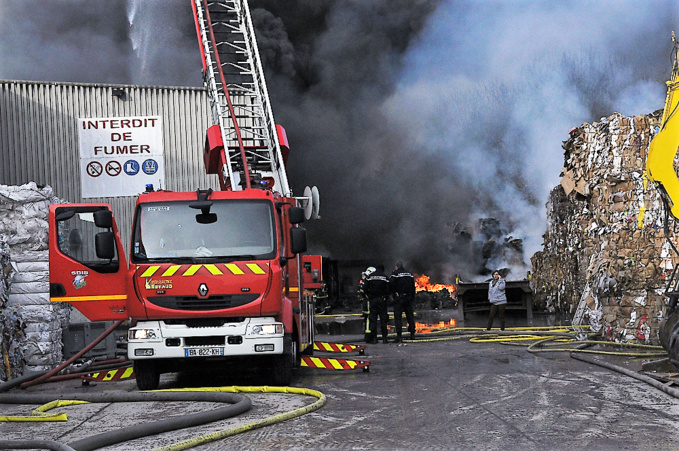 Incendie chez Paprec, à Acquigny : 200 tonnes de papier et un bâtiment de 2000 m2 détruits Incendie chez Paprec, à Acquigny : 200 tonnes de papier et un bâtiment de 2000 m2 détruits