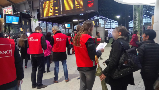 Les gilets rouges ont été déployés à la gare Saint-Lazare pour informer les usagers (Photo@PaulineStivala/Twitter)