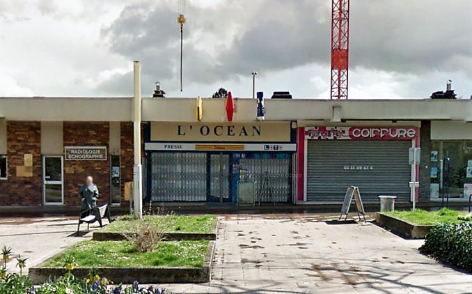 Les malfaiteurs se sont attaqués à ce tabac-presse installé dans le petit centre commercial de la place Eugène Delacroix (Illustration©Google Maps)