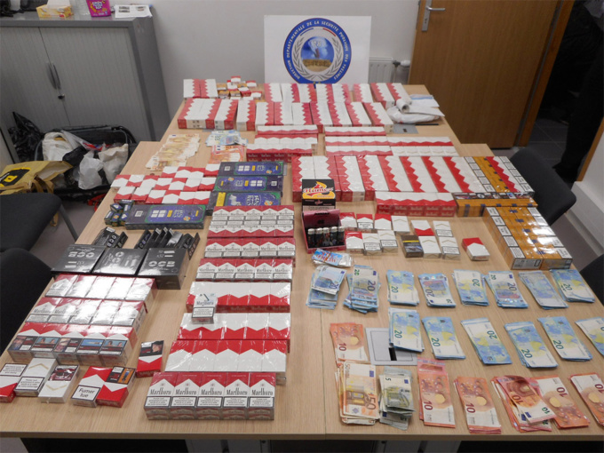 634 paquets de cigarettes de contrebande et plus de 7 000€ ont été saisis lors des perquisitions (Photo@DDSP78)