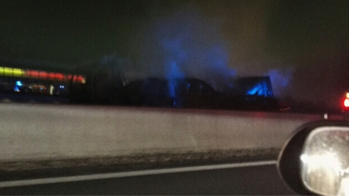 Un camion est en feu après l'aire de Morainvilliers en direction de Paris Un camion est en feu après l'aire de Morainvilliers en direction de Paris