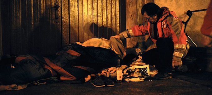 Des maraudes sont organisées quasiment chaque nuit pour venir en aide aux sans abri (Illustration©Croix-Rouge)