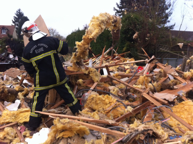 La maison était vide de tout occupant lorsque la déflagration a retenti. Une quarantaine de sapeurs-pompiers ont été déployés sur les lieux (Photo ©DR)