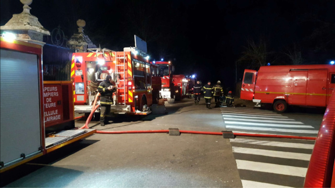 De gros moyens de lutte contre l'incendie ont été déployés sur les lieux, hier soir. Une cinquantaine de sapeurs-pompiers sont intervenus (Photo ©DR/infonormandie)