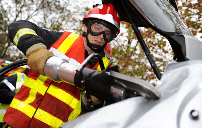 Le conducteur du camion-nacelle a été désincarcéré par les pompiers (Illustration©Sdis) Le conducteur du camion-nacelle a été désincarcéré par les pompiers (Illustration©Sdis)