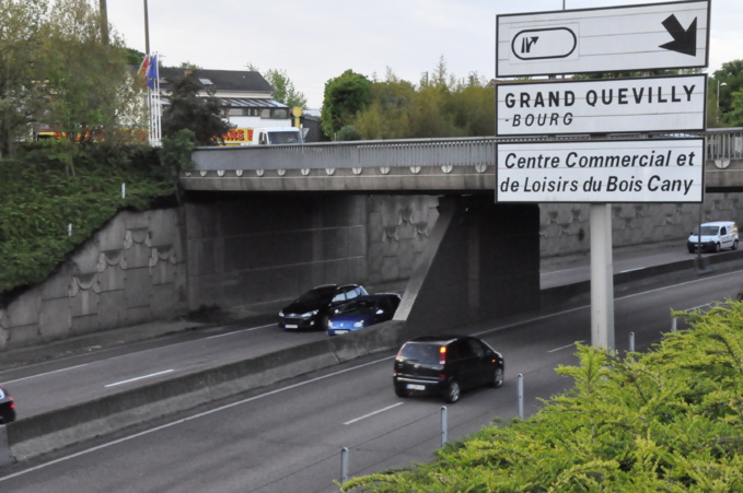 Le véhicule en feu est signalé à hauteur de Grand-Quevilly (Photo d'illustration) Le véhicule en feu est signalé à hauteur de Grand-Quevilly (Photo d'illustration)
