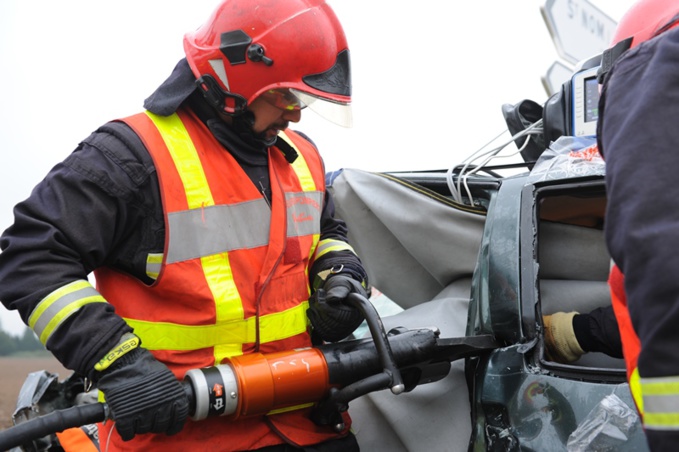 Les sapeurs-pompiers ont dû découper le pavillon du véhicule pour extraire la conductrice de 73 ans (Illustration)