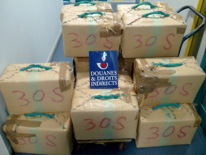 Dans le coffre latéral, les douaniers ont découvert 15 « valises marocaines » en toile de jute, contenant un total de 479 kg de résine de cannabis. (Photo ©Douanes)