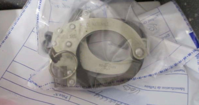 ...ou encore une paire de menottes de la Police nationale (modèle 1985)