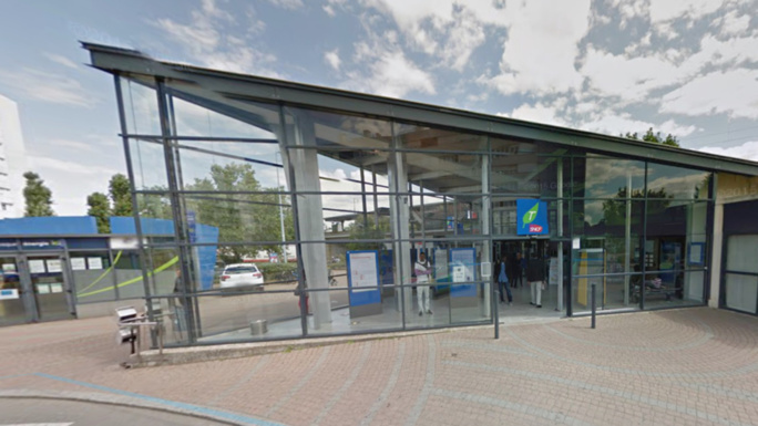 Les faits sont survenus place du 8 mai 1945, près de la gare des Mureaux Les faits sont survenus place du 8 mai 1945, près de la gare des Mureaux