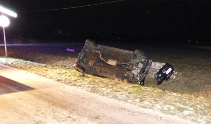 Le véhicule a fini sa course dans un champ, et s'est immobilisé sur le toit (Photo©DR) Le véhicule a fini sa course dans un champ, et s'est immobilisé sur le toit (Photo©DR)