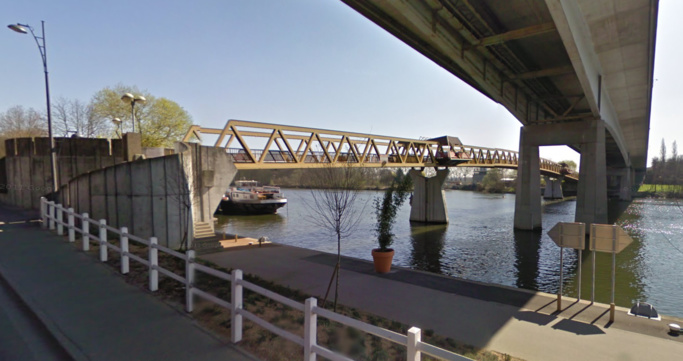 La femme suicidaire a été sortie de l'eau par les pompiers à proximité de la passerelle Saint-Nicolas et du pont de la N 184 (Illustration©Google Maps)