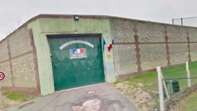 Évreux : deux hommes surpris en train de parachuter des chaussettes de viande dans la cour de la prison