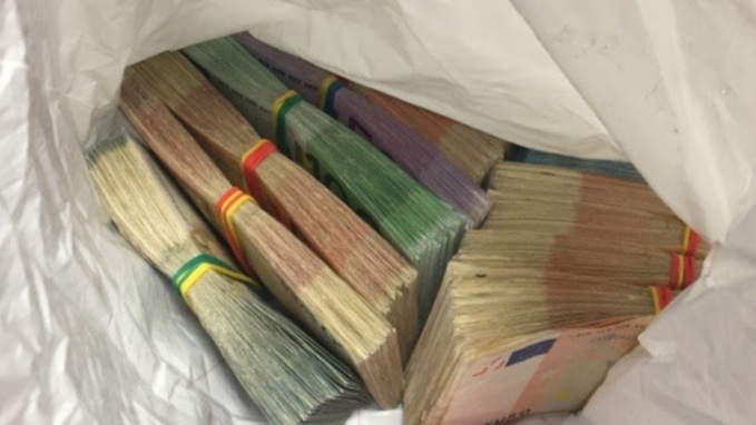 Les liasses de billets étaient dissimulés dans les bagages du voyageur (Photo@Douane)